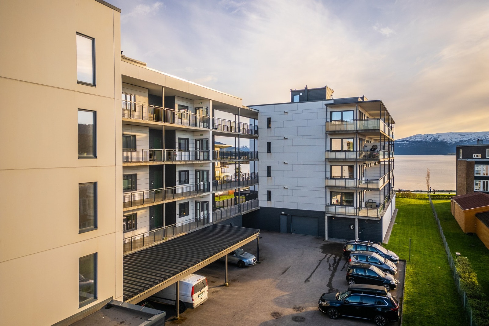 Her ligger alt til rette for et enkelt og godt liv. Gåavstand til alt, flott utsyn, solrike uteplasser og moderne fasiliteter gjør dette til et trygt kjøp - og en god investering. Galleribilde