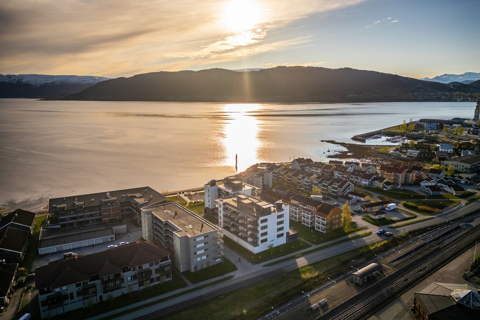 Promenaden strekker seg langs fjorden og rundt Moholmen. Galleribilde
