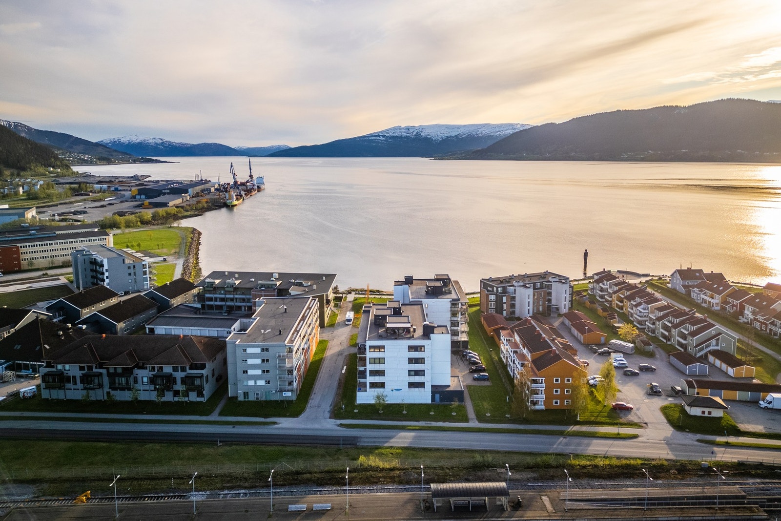 Leiligheten ligger i et av de mest populære boområdene i Mo i Rana. Søndre felt er kjent for sin rolige atmosfære, korte avstand til sentrum og fantastiske gang- og rekreasjonsområder rett utenfor døra. Galleribilde