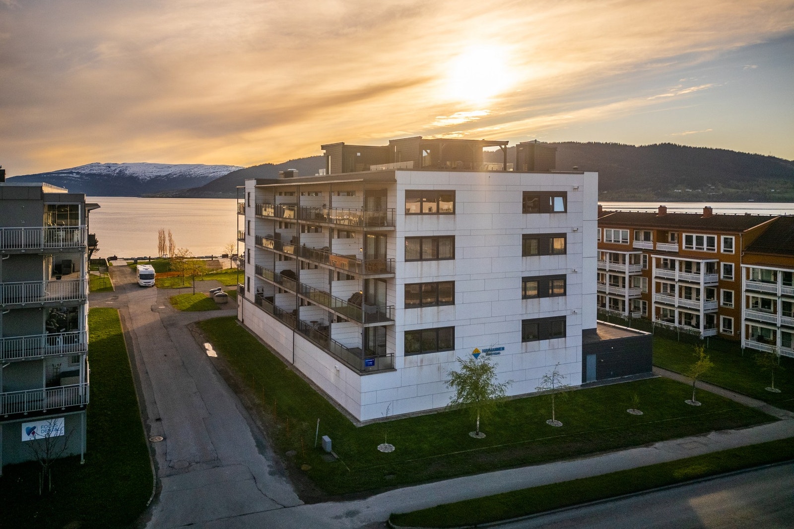 Det er lett å forstå hvorfor Søndre felt er ettertraktet. Her bor du i moderne bygg tett på sjøen, med grønne fellesområder, promenade og parkeringskjeller. Dette er bekymringsfritt byliv på sitt beste. Galleribilde