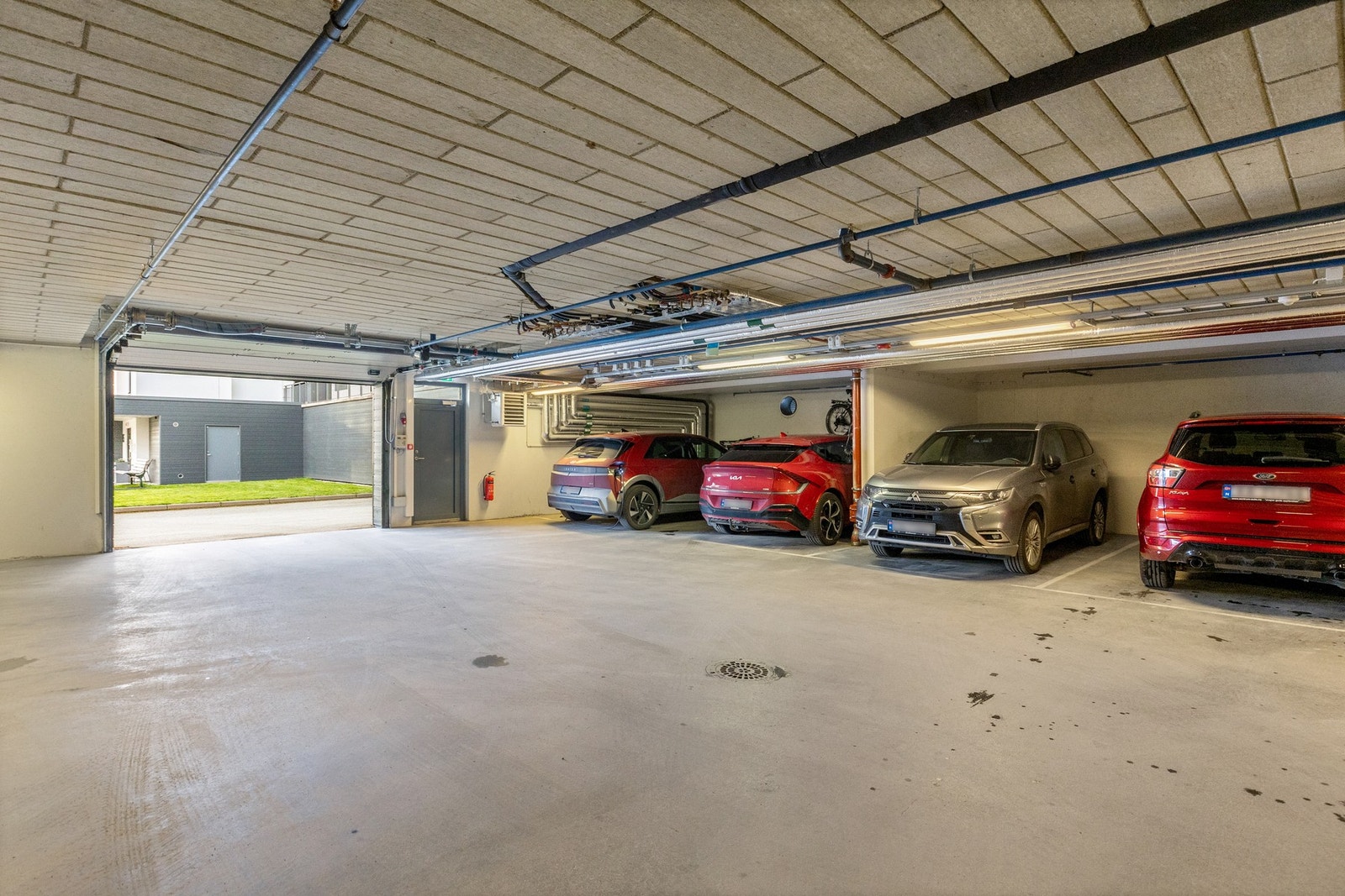 Vi har nå tatt turen ned i parkeringskjelleren, vi sier kjeller, men dette er i 1. etg. Egen plass med el. bil lader. Galleribilde