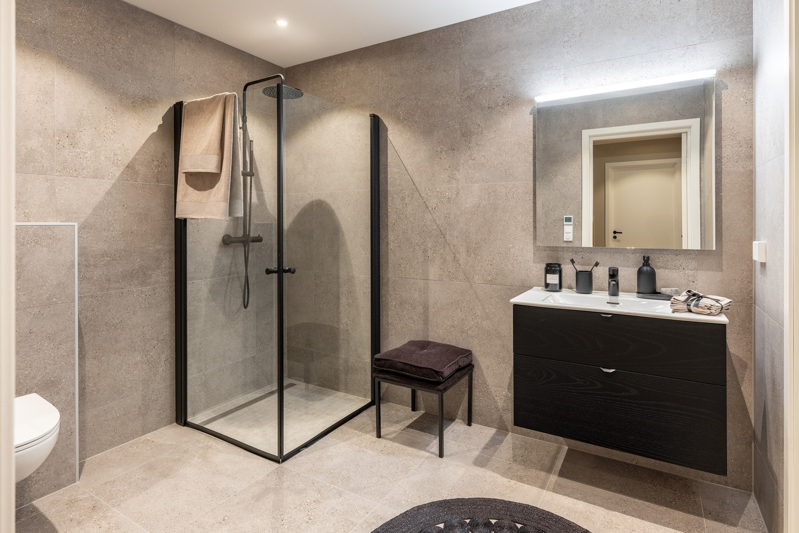 Helfliset og stilrent bad i underetasjen på 6,5 kvm. Galleribilde