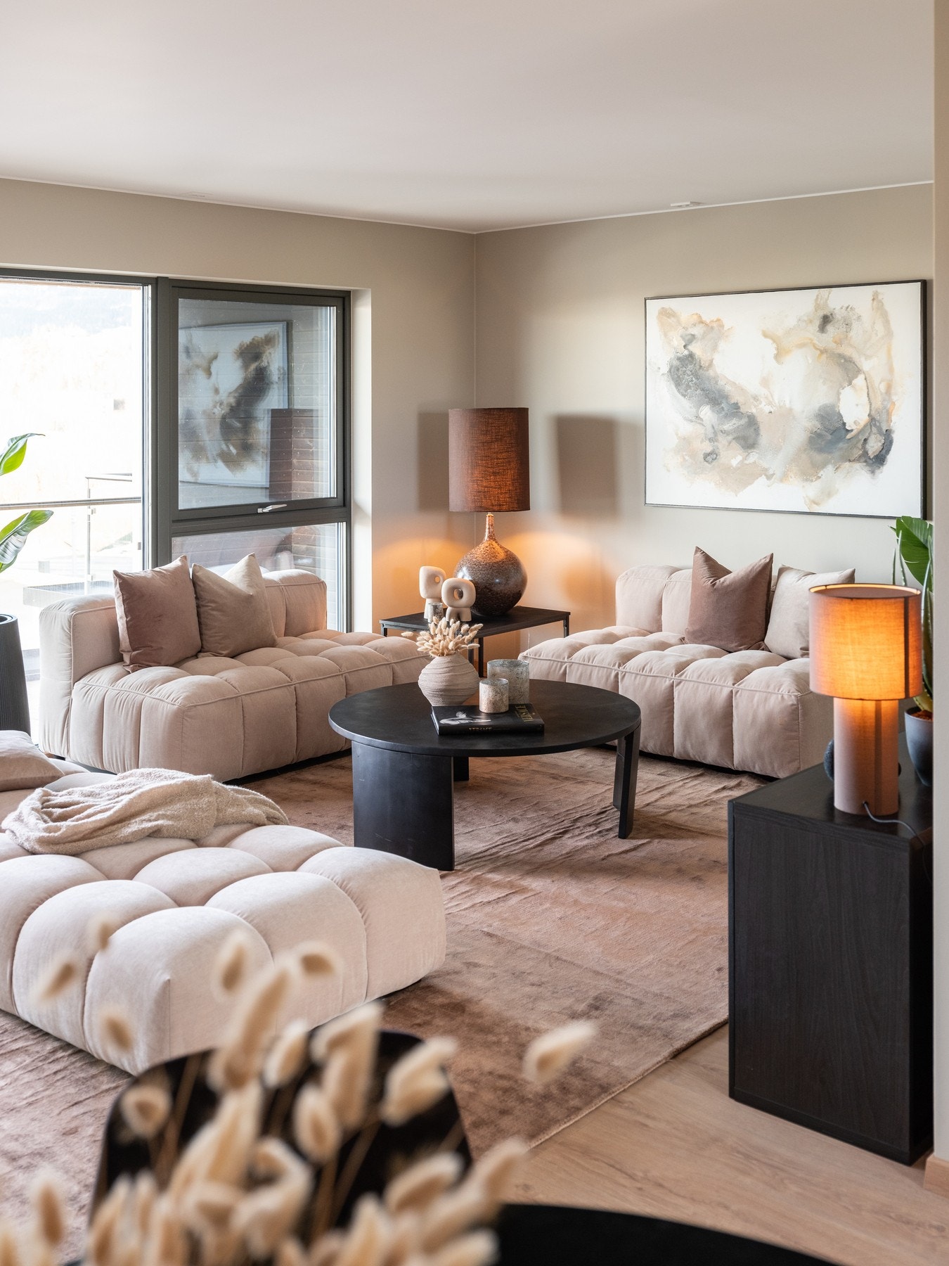 Stuen har en moderne utførelse med moderne fargevalg på gulv og vegger. Galleribilde