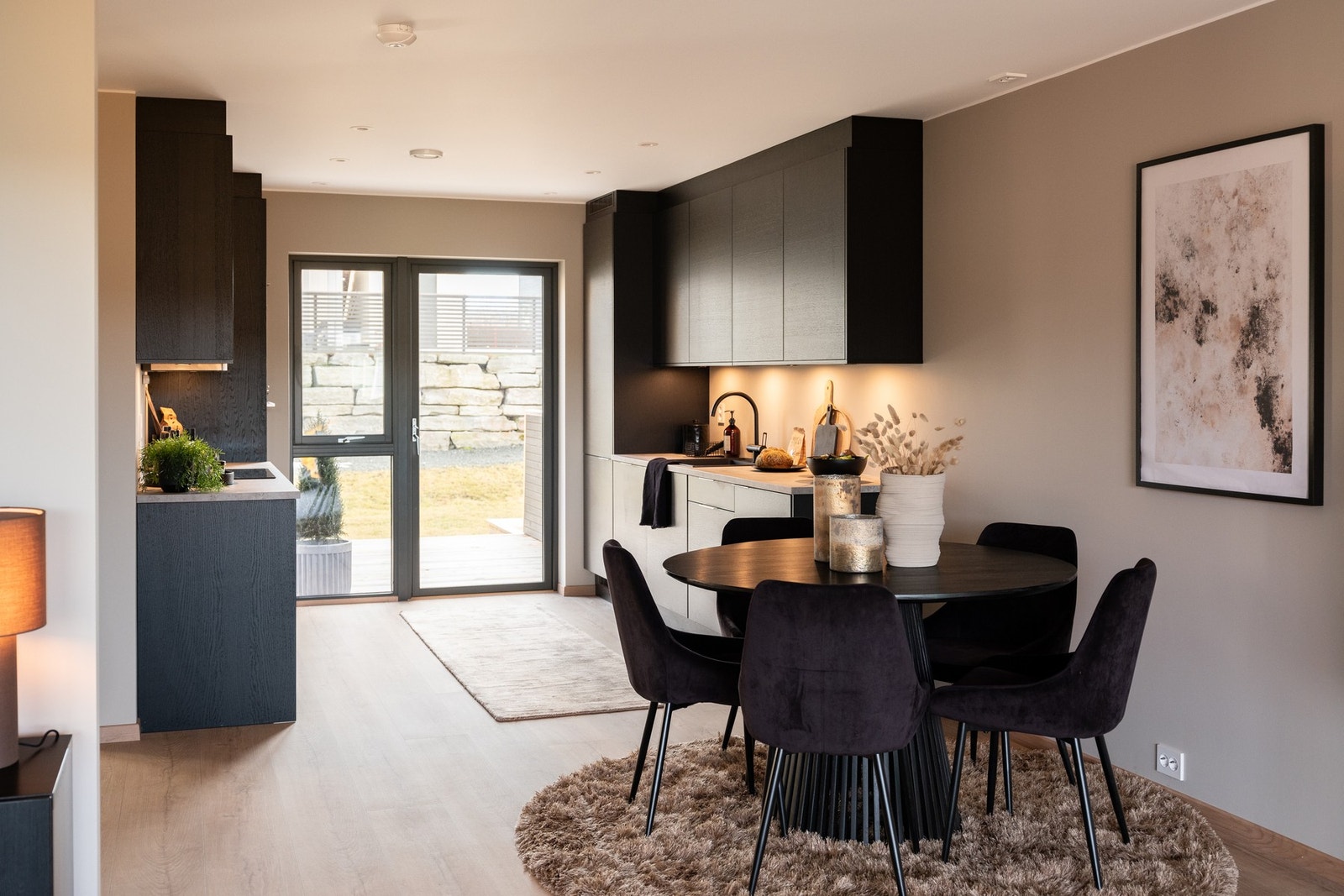 Fra kjøkken kommer man ut til boligens terrasse. Galleribilde