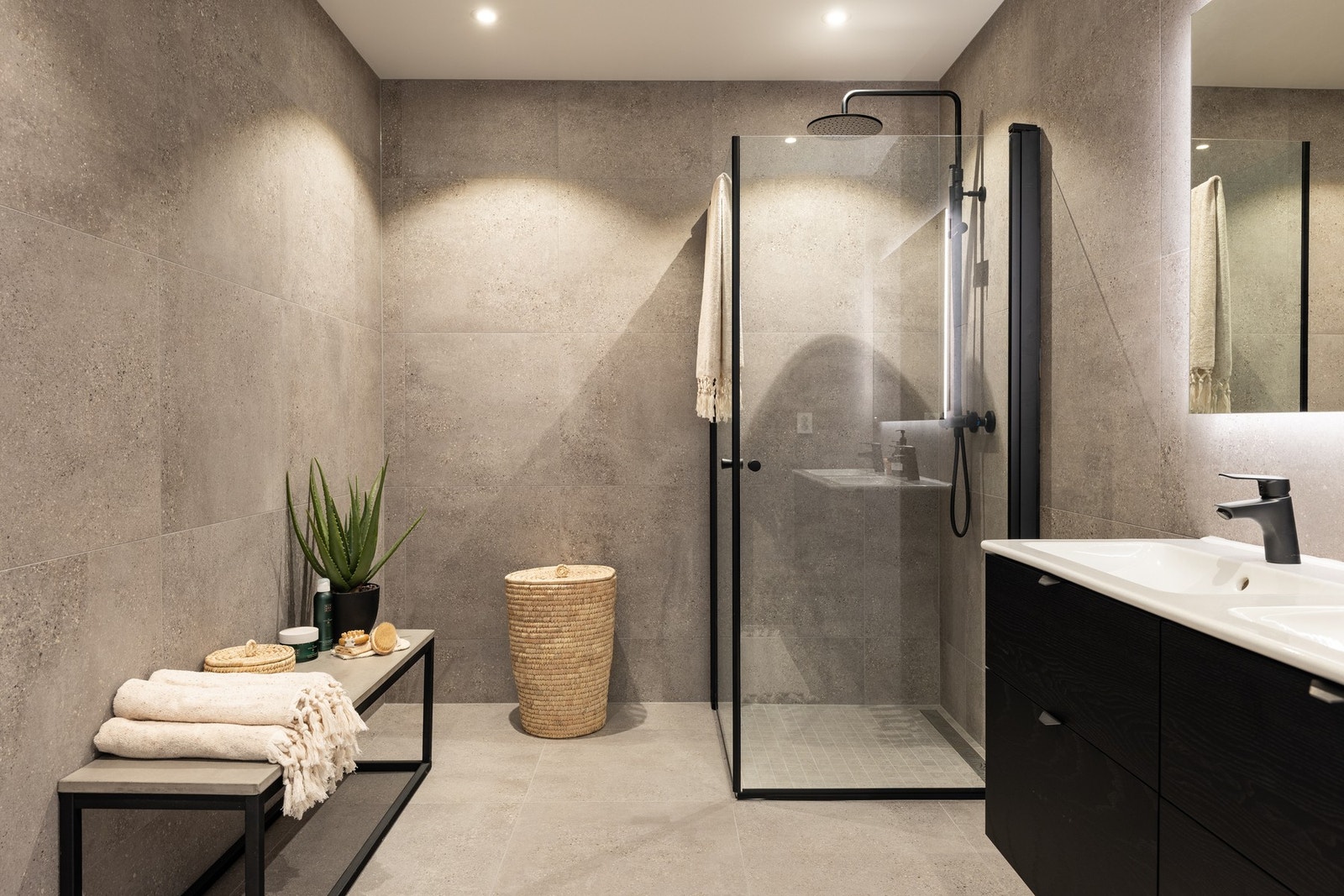 Badet er utstyrt med veggmontert wc, servant, servantskap, innfellbare dusjdører og mekanisk avtrekk. Galleribilde