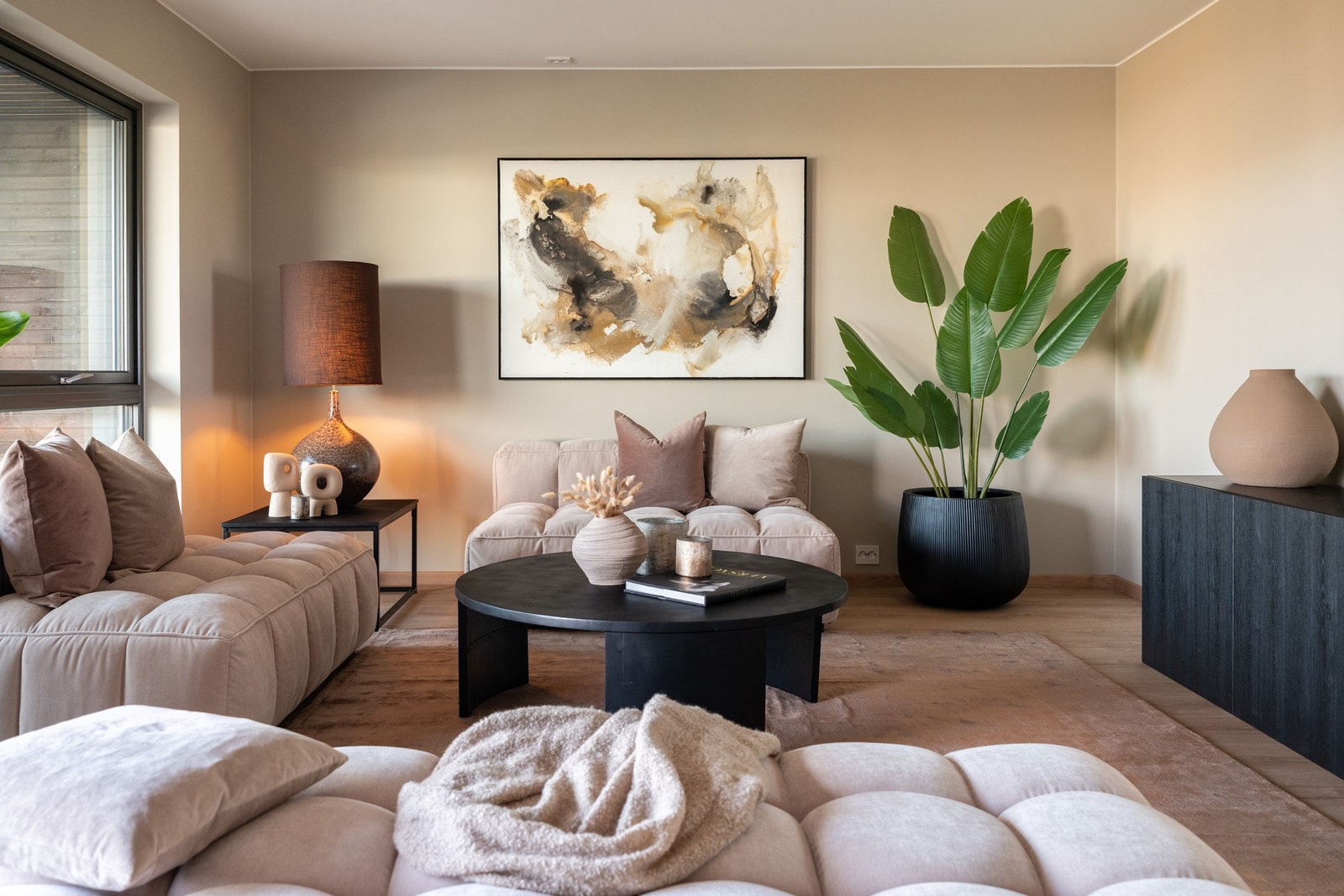 Gjennomgående lysinnslipp gir rommet en flott utførelse. Galleribilde