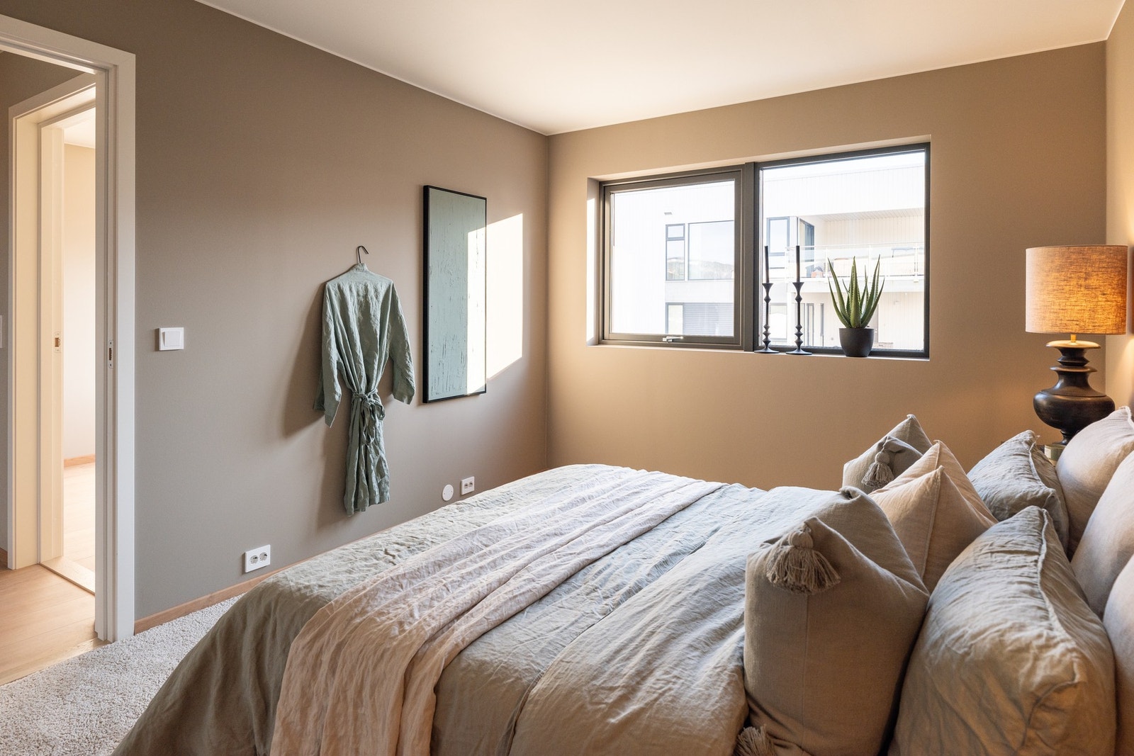 Her er det god plass til stor seng samt garderobeløsninger. Galleribilde