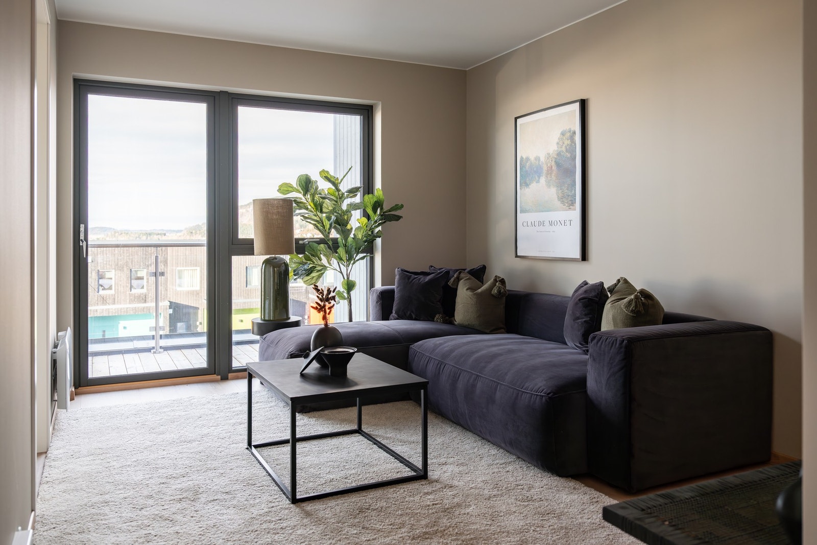 Lys og romslig stue på 19,5 kvm i øverste etasje. Galleribilde