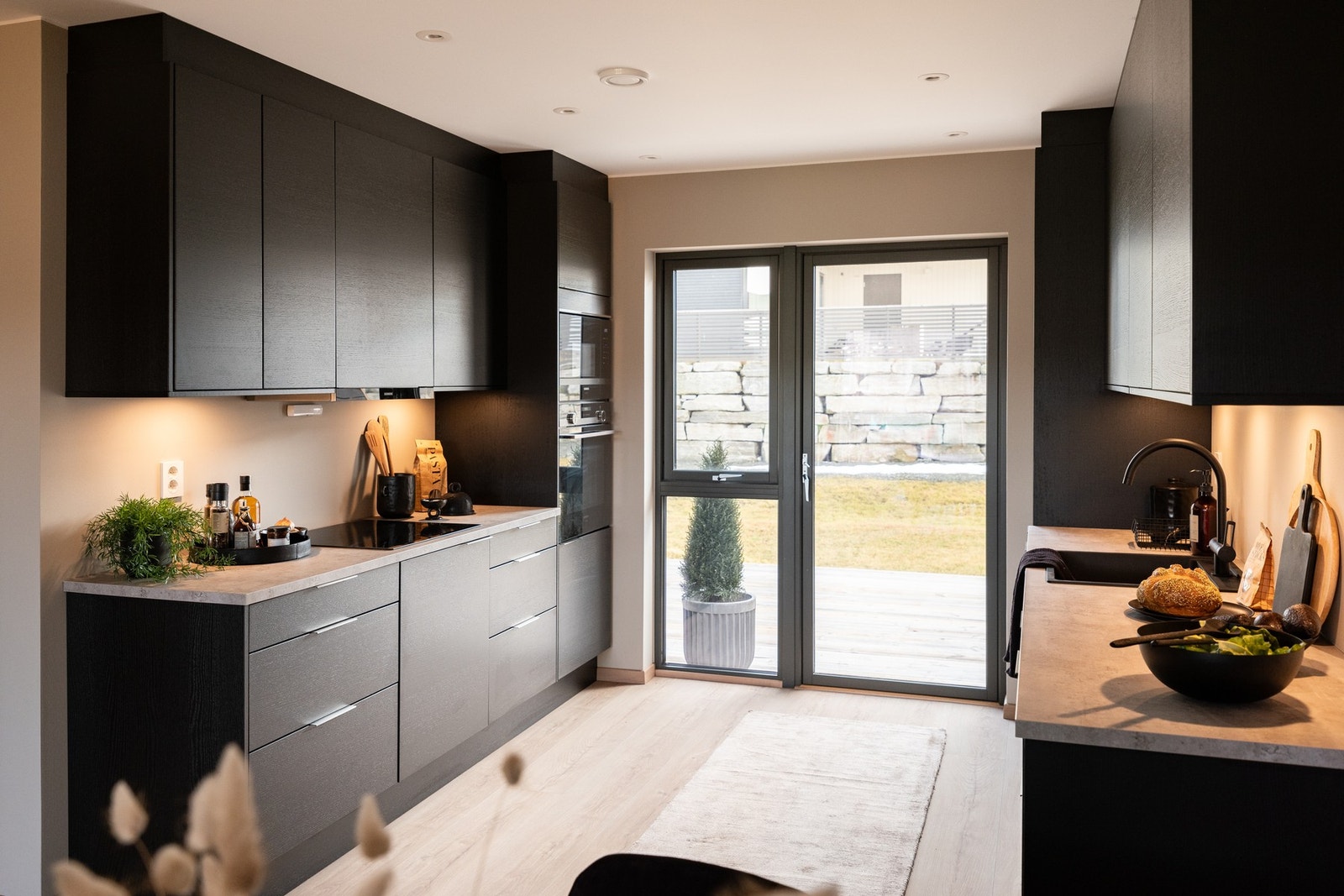 Stilfullt kjøkken på 8 kvm. Kjøkkenet er utført med glatte fronter, samt downlights i himling. Galleribilde