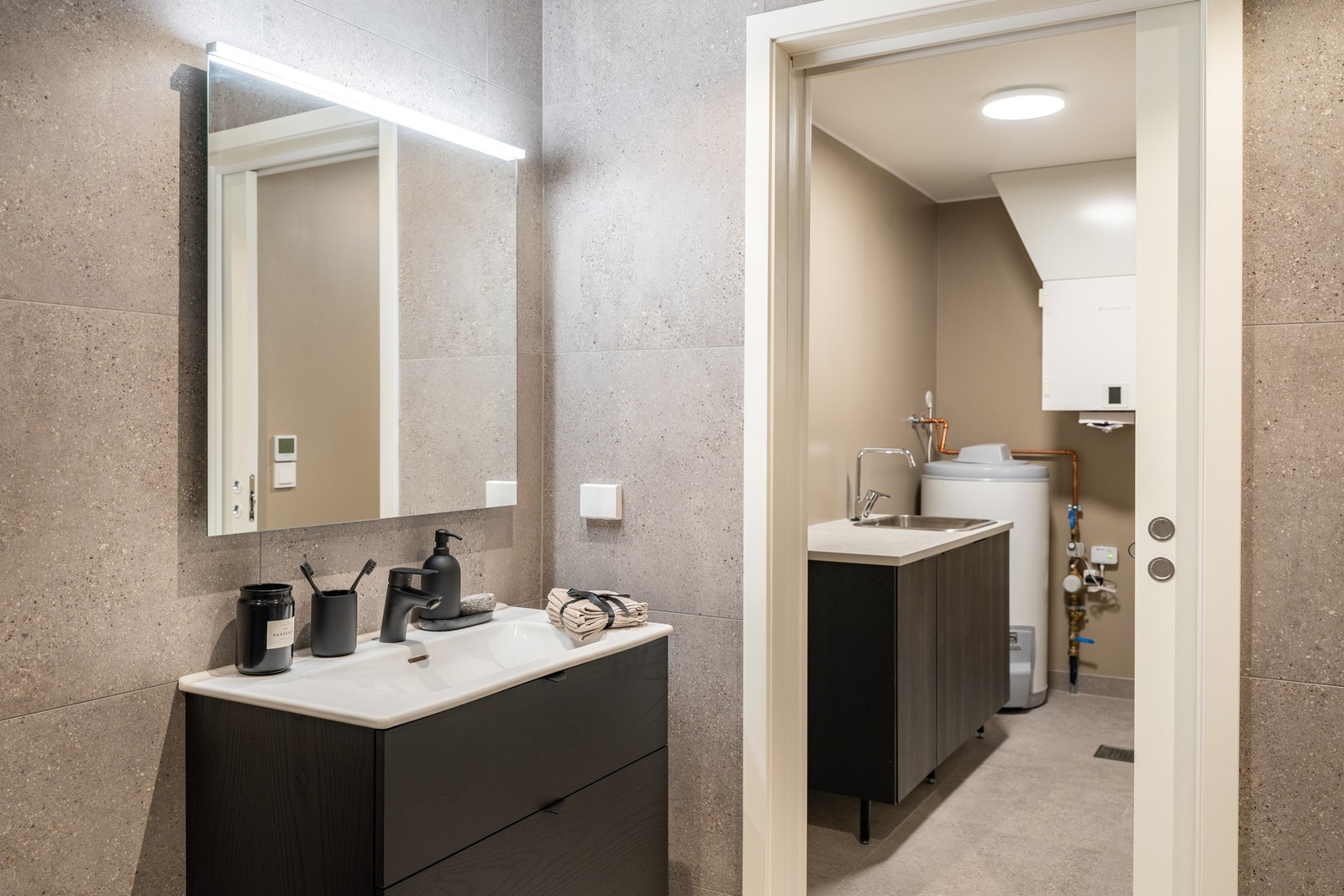 Fra badet har du tilgang til adskilt og praktisk vaskerom. Galleribilde