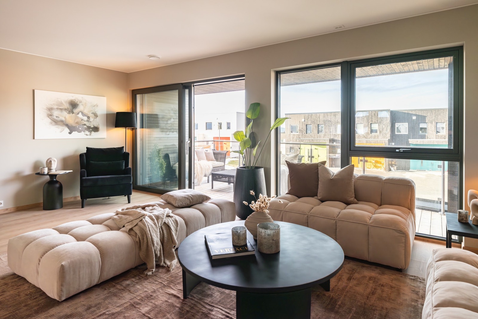 Boligen har en lys og romslig stue på 40 kvm. Galleribilde