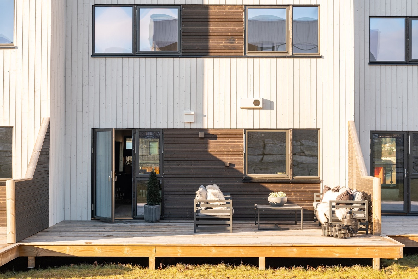 Stor platting på baksiden av boligen. Galleribilde