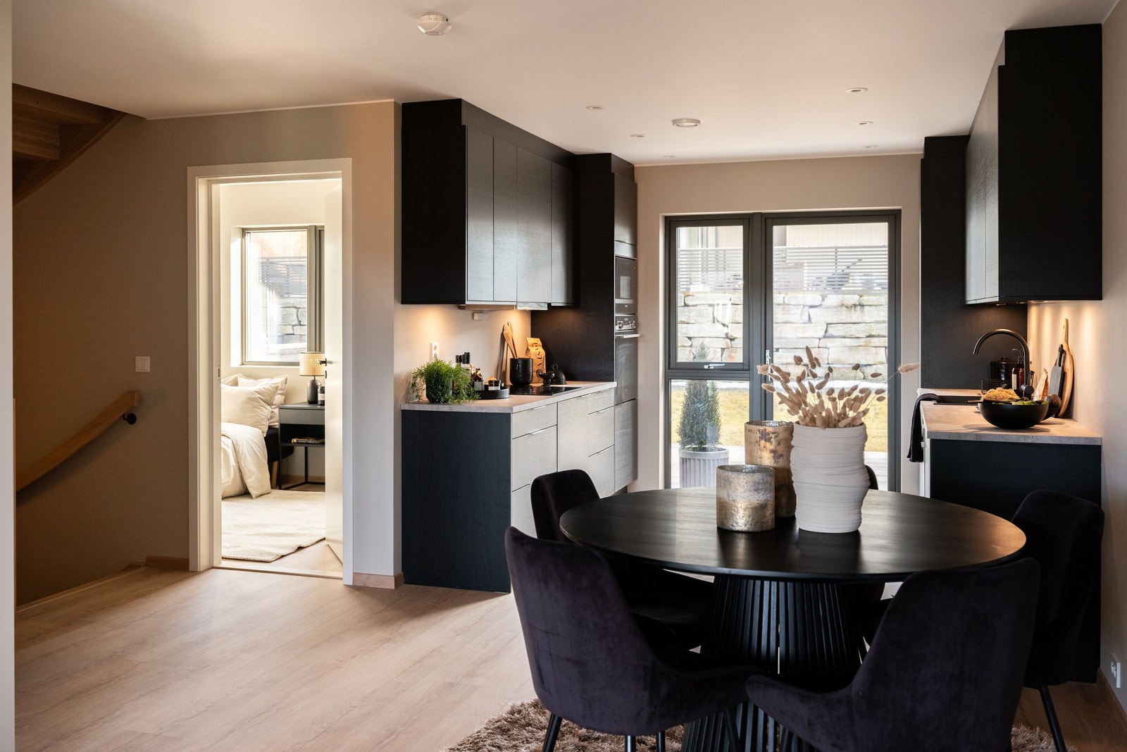 Rommets planløsning gir 1. etasjen en svært god atmosfære. Galleribilde