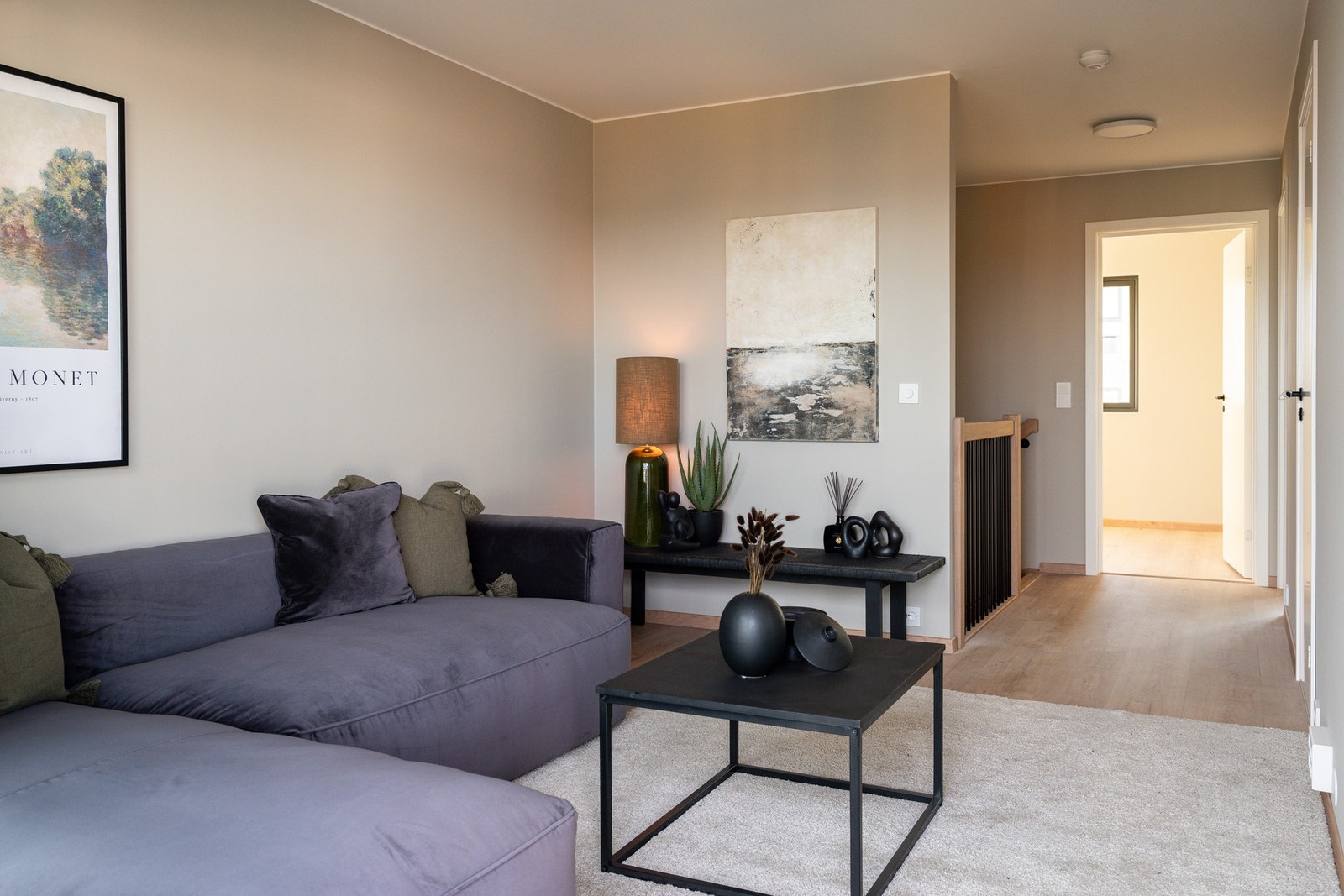 Stuen er svært romslig og god plass til ønsket møblement. Galleribilde