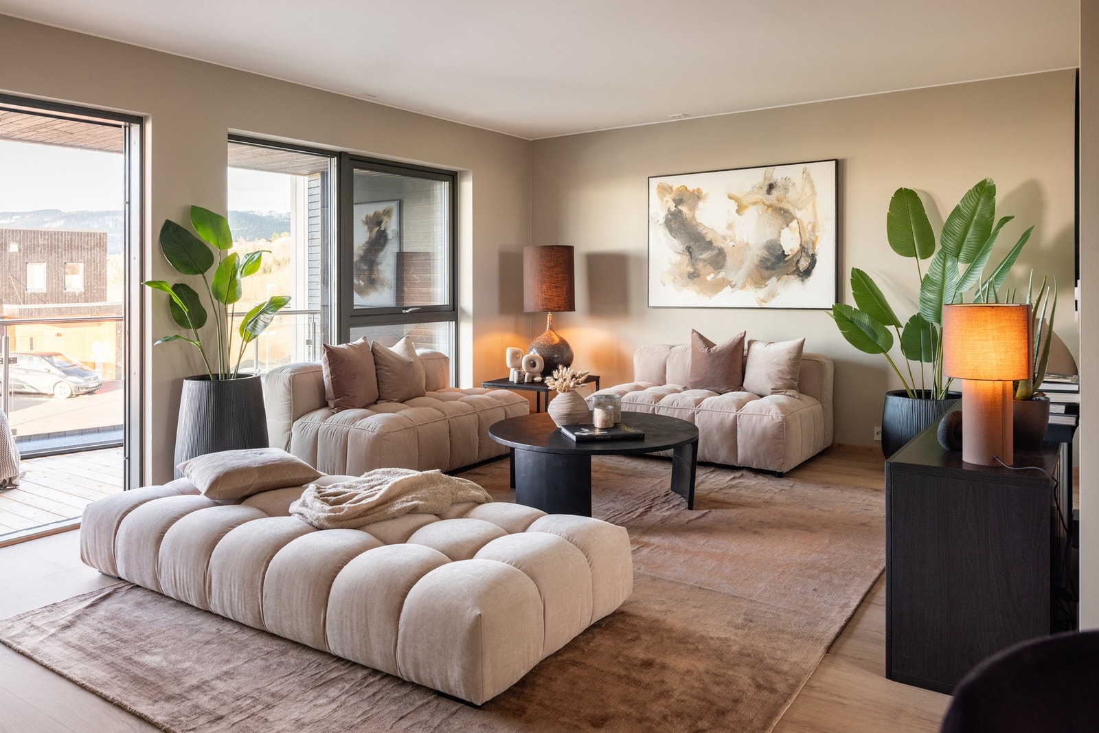 EiendomsMegler 1 ved Lise Alstad har den glede å presenterer: Røyksoppvegen 3. Galleribilde