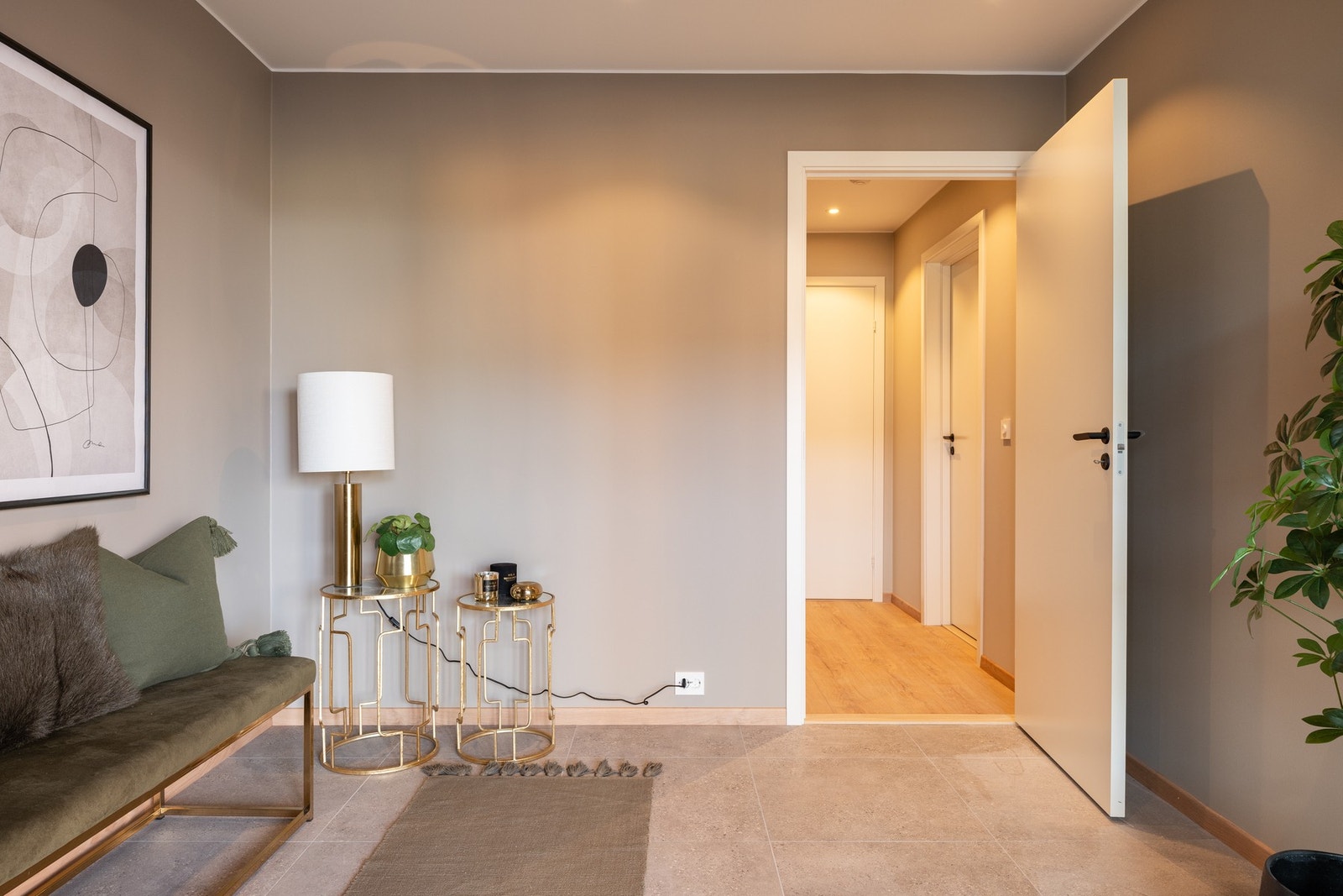 Det er god plass til både sko- og jakkeoppheng i entreen. Galleribilde