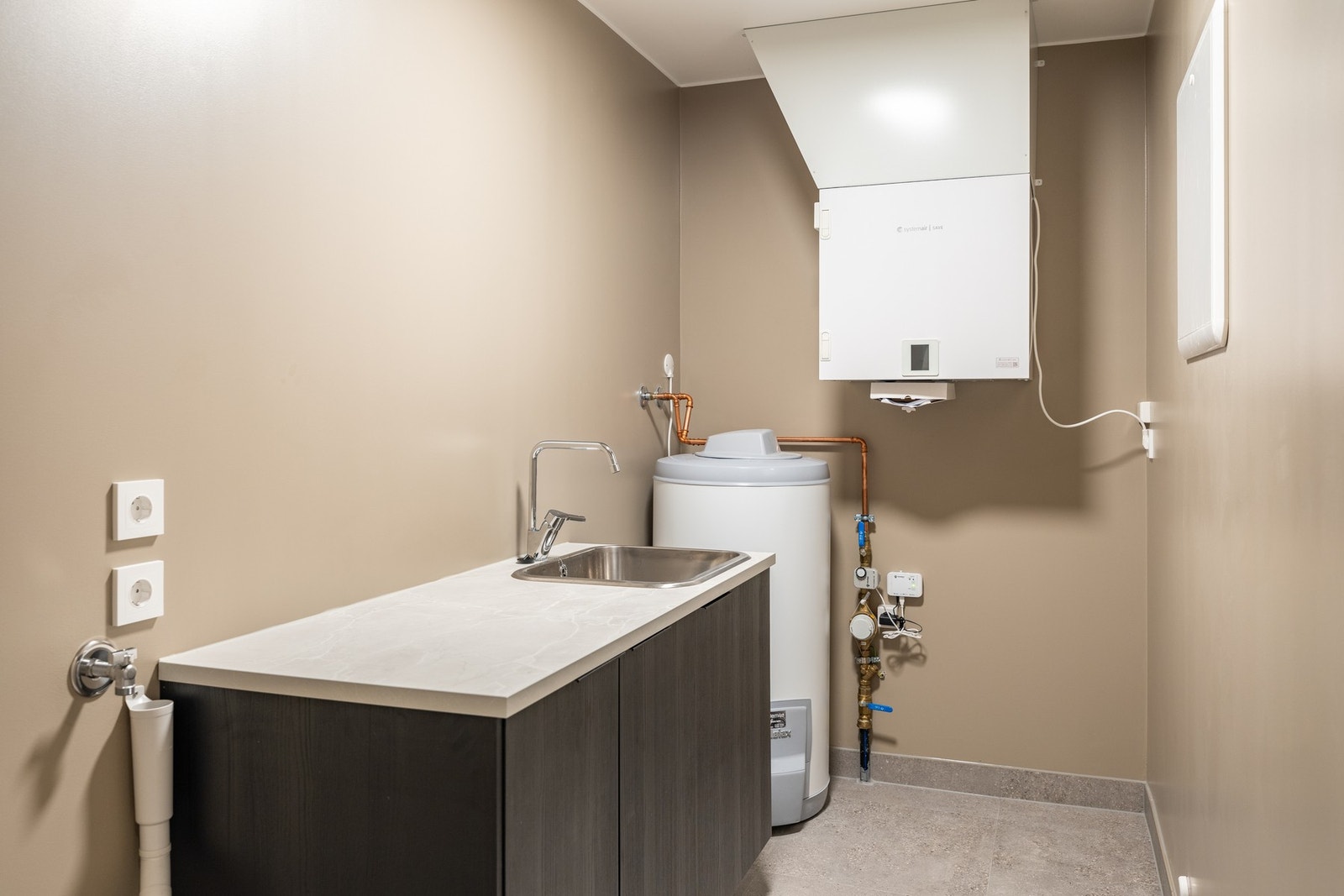 Vaskerom på 5 kvm utstyrt med bereder, rørfordelingsskap, stoppekran og ventilasjonsaggregat. Galleribilde