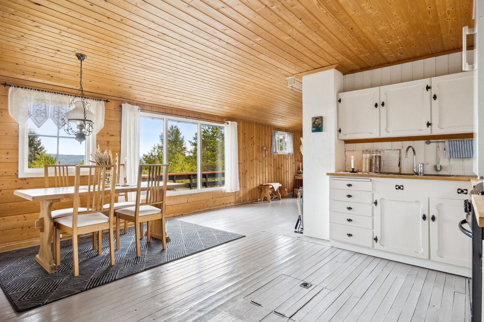 Lys og gjennomgående stue med åpen løsning mot kjøkkenet. Galleribilde