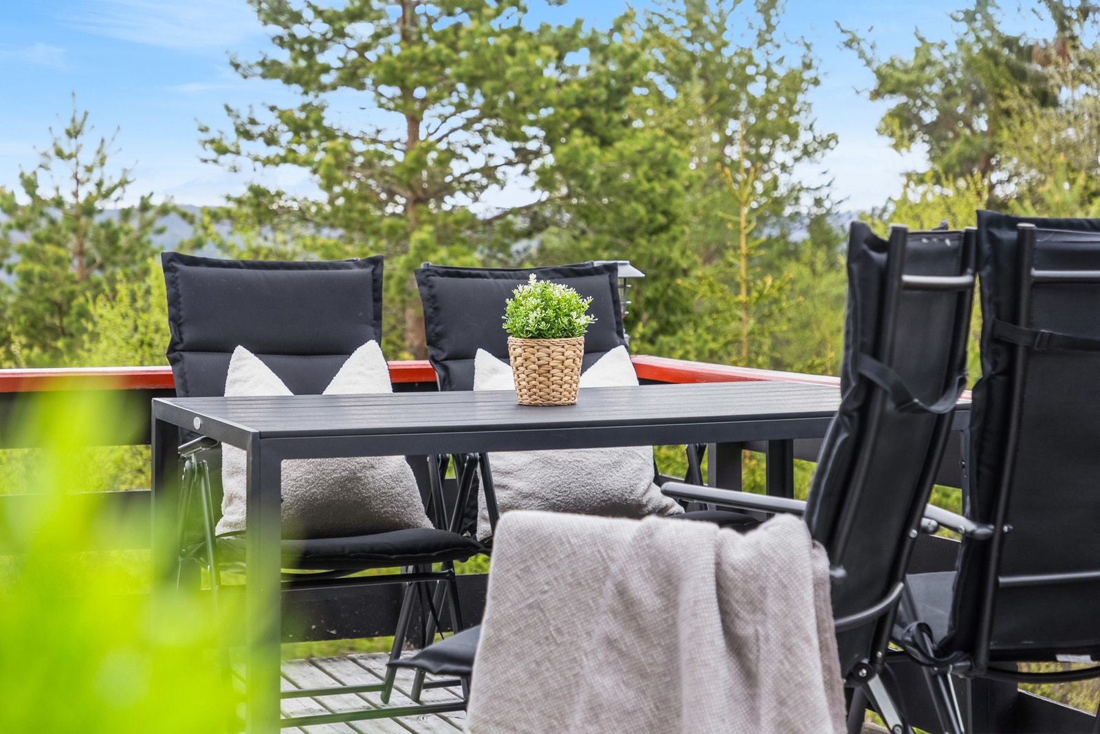 Terrassens utforming skaper naturlige soner. Det er god plass til ulike sittegrupper. Galleribilde