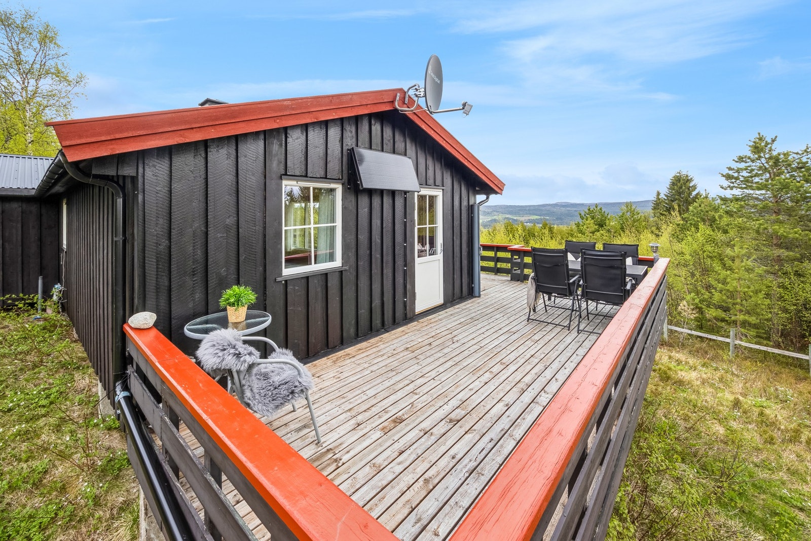 Solrik uteplass med gode forhold hele dagen. Galleribilde