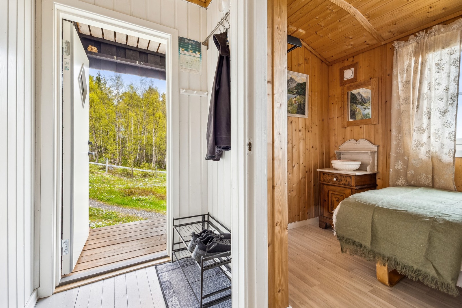 Velkommen inn - en lys entré ønsker deg velkommen. Galleribilde