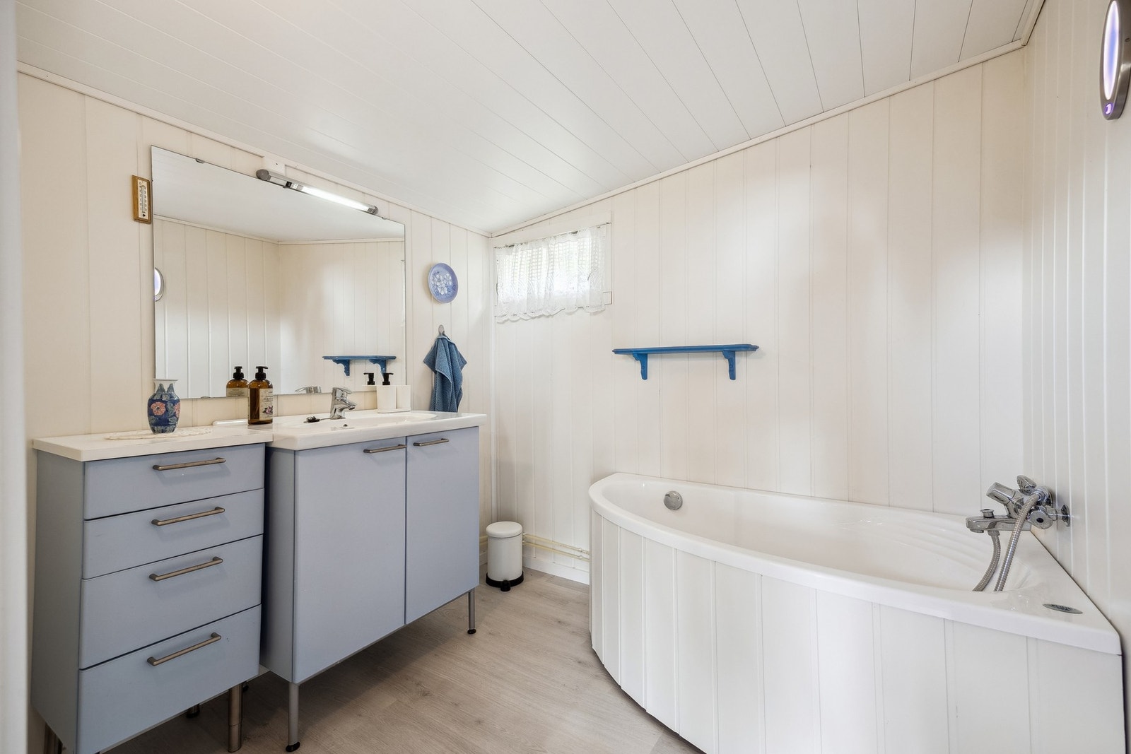 Etablert bad i annekset under "blå lagune" med badekar for en ordentlig spa-avdeling. Galleribilde