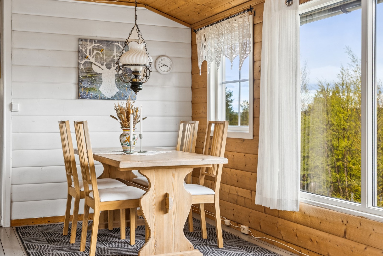 Utsikt fra stuen gir en fin kontakt med nærområdet. Galleribilde