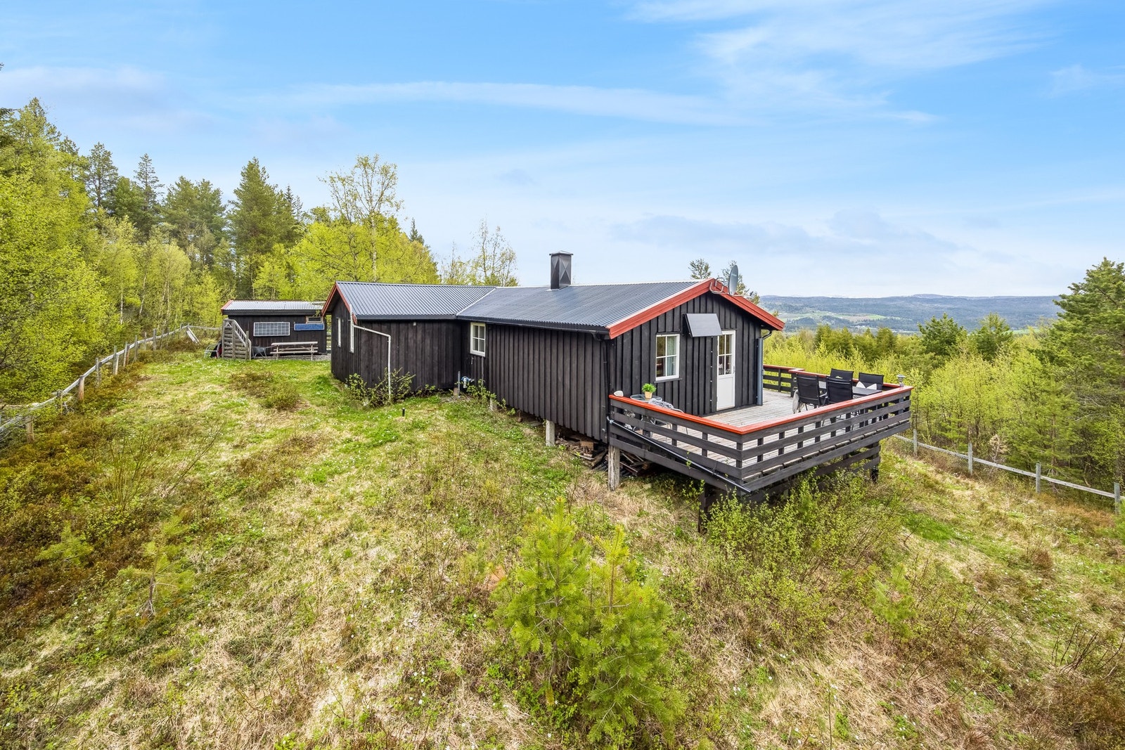 En flott frittliggende fritidsbolig med fredelig beliggenhet og naturskjønne omgivelser. Galleribilde