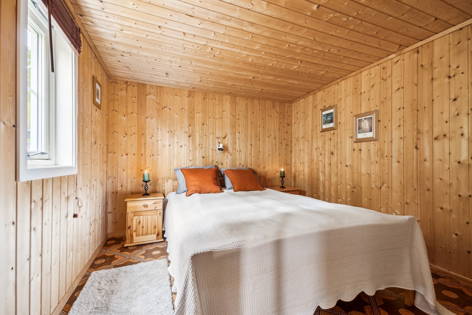 Soverom med rolig atmosfære og utsyn til natur. Galleribilde