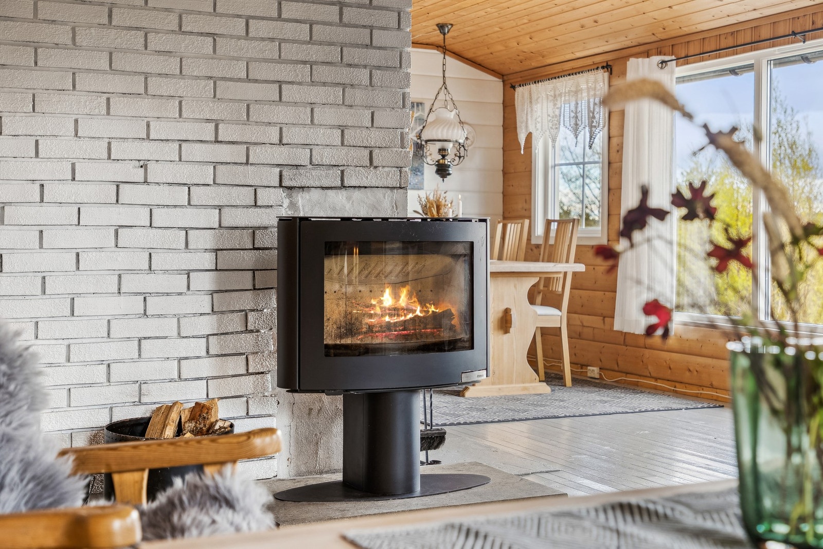 Stuen byr på peisovn, varmer godt og skaper en lun atmosfære på kalde vinterdager. Galleribilde