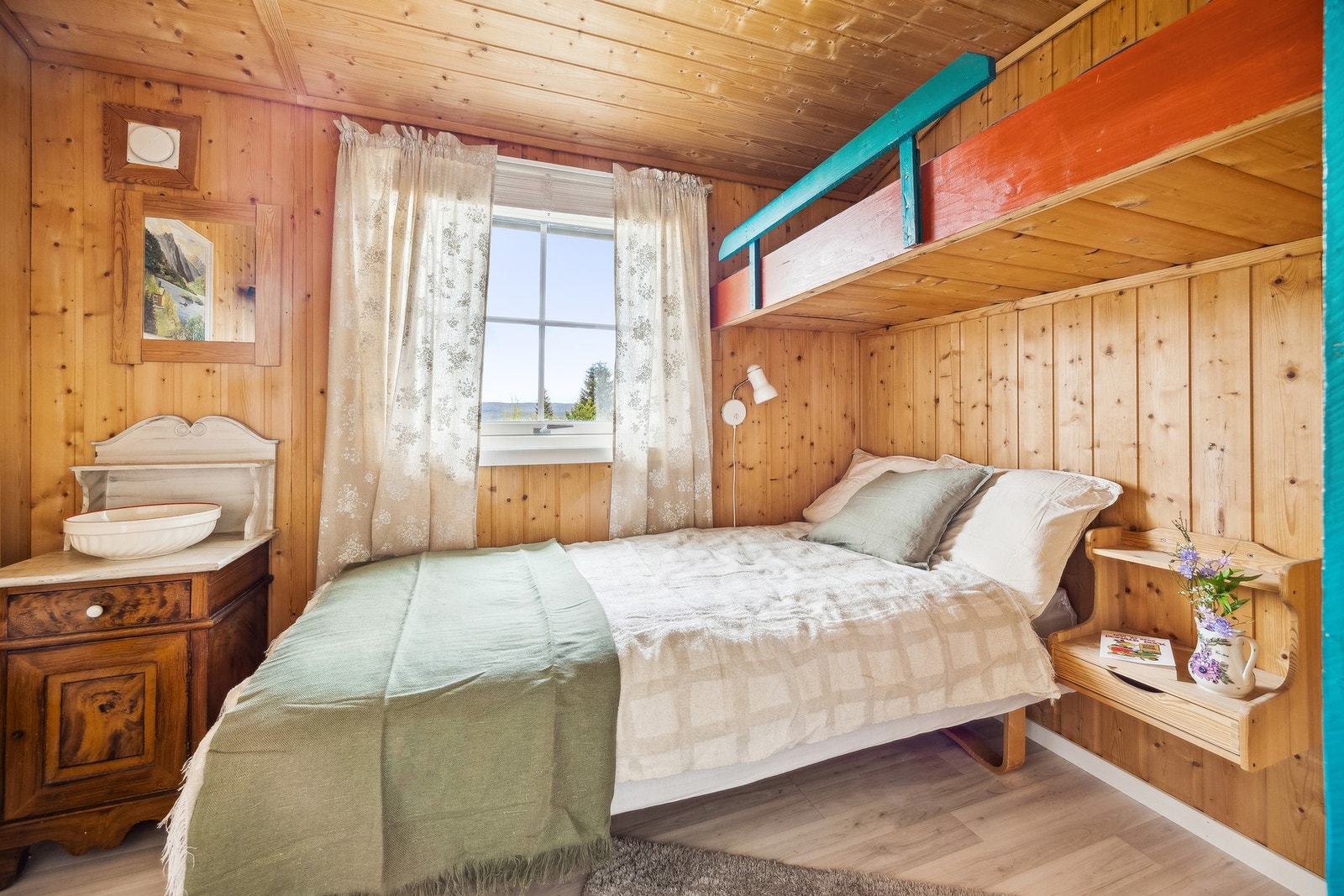 Lyst og fint soverom, kan enkelt møbleres etter ønske og behov. Galleribilde