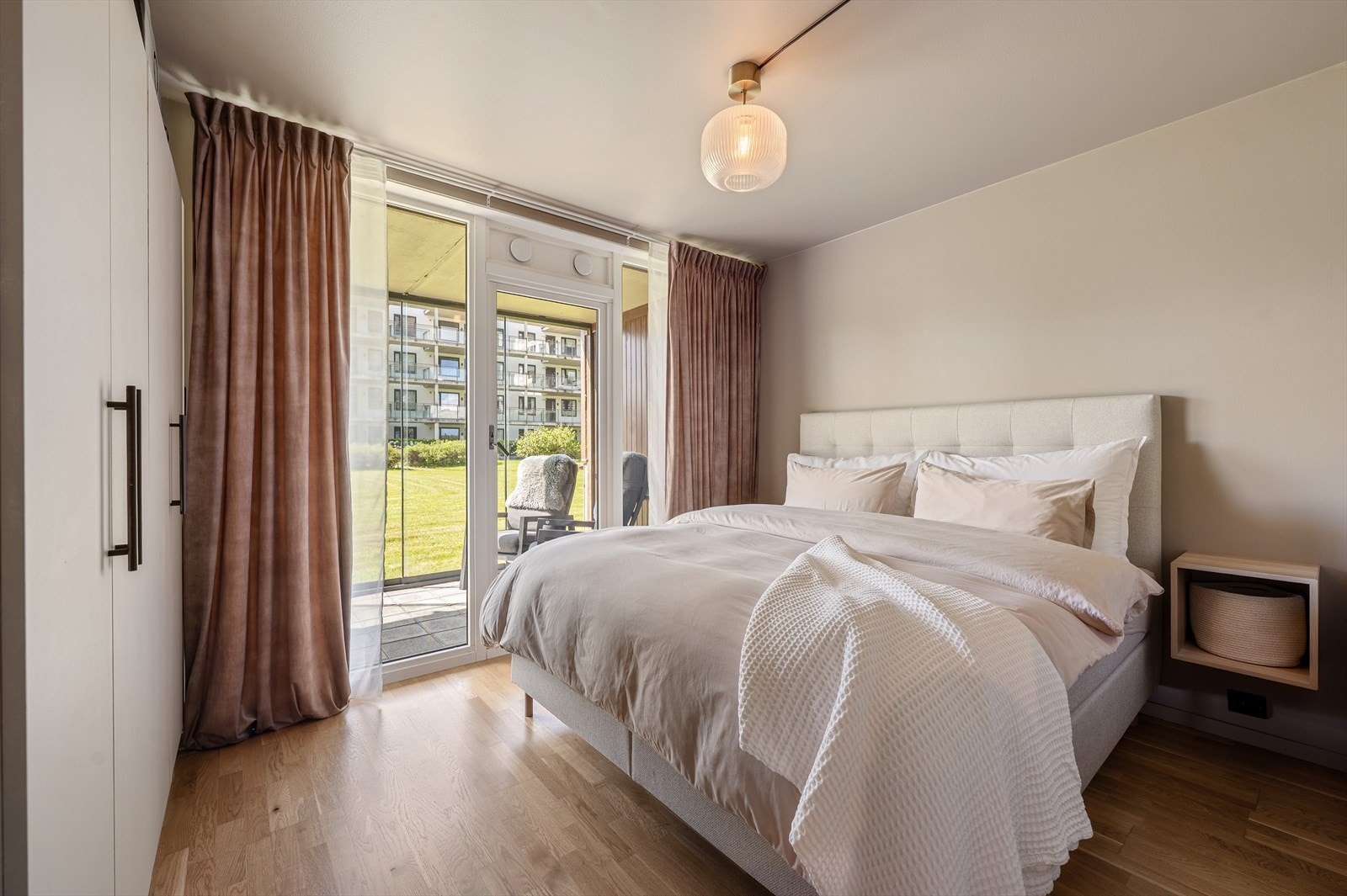 Leiligheten har to gode soverom. Hovedsoverommet har god plass til dobbeltseng og garderobeløsning. Herfra er det dør direkte ut til verandaen. Galleribilde