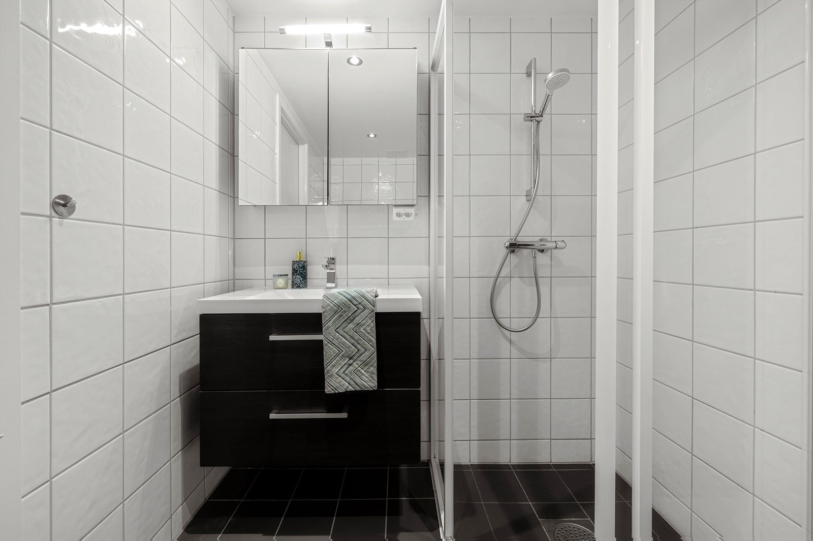 Her finnes det også oppbevaring med dobbeltspeil som kan åpnes opp. Galleribilde