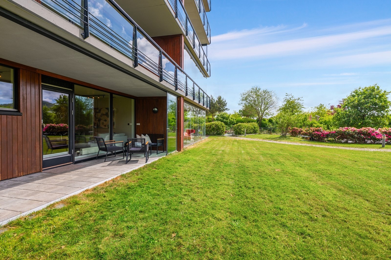 Rett utenfor så finnes det flere tur- og rekreasjonsområder med kort gangavstand unna. Galleribilde