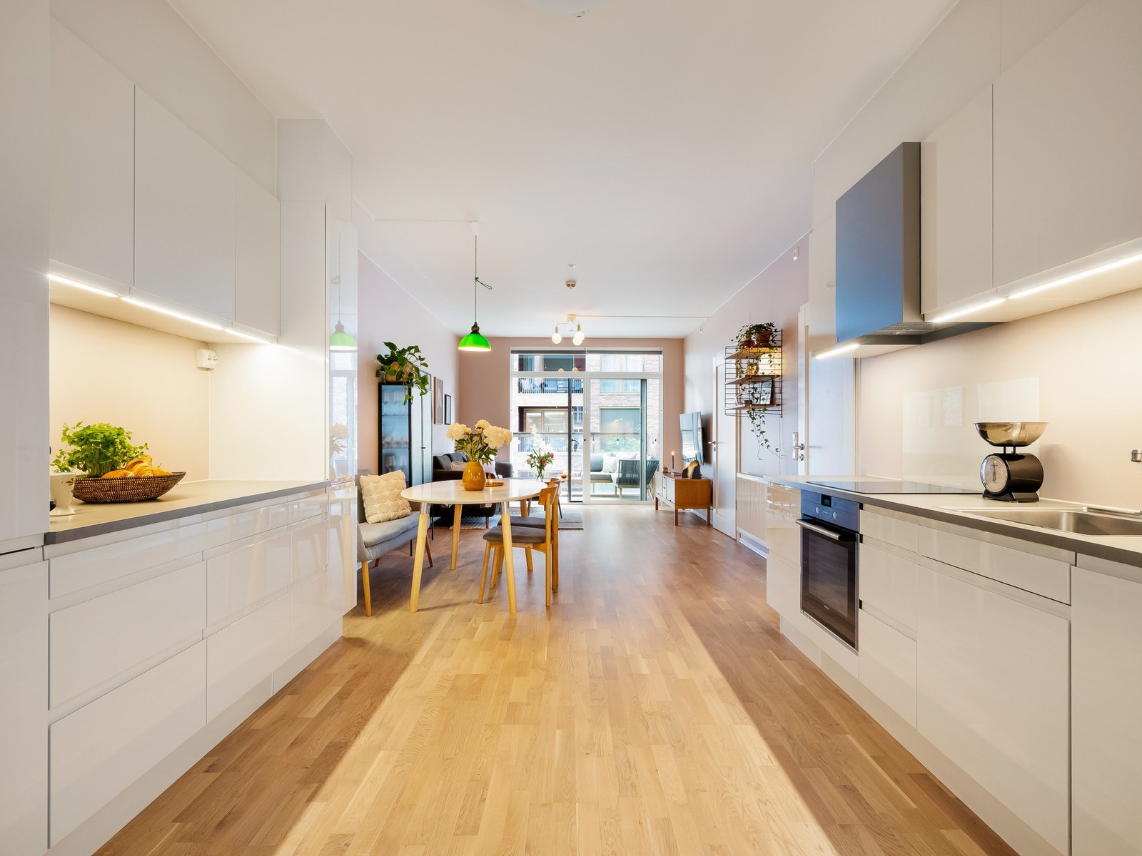 Leiligheten har et tidløst og stilrent kjøkken med lyse overflater og laminat benkeplate med nedfelt kum i rustfritt stål. Galleribilde