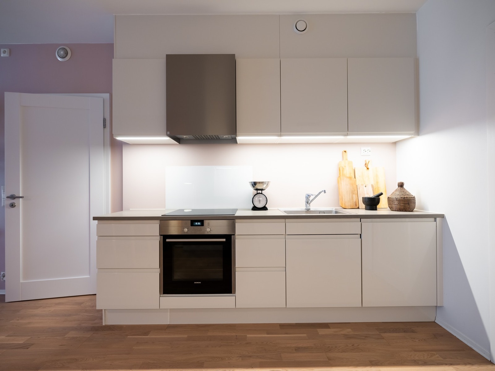 Over kokesonen er det en stillegående og effektiv ventilator som er koblet til felles ventilasjonsanlegg. Galleribilde