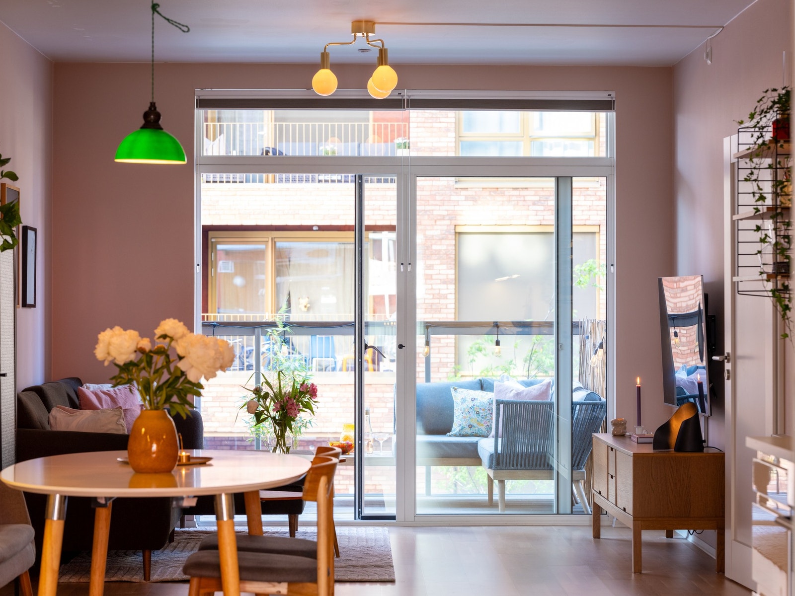 Skyvedørene fra stuen gjør at balkongen vil oppleves som en forlengelse av rommet på sommeren. Galleribilde