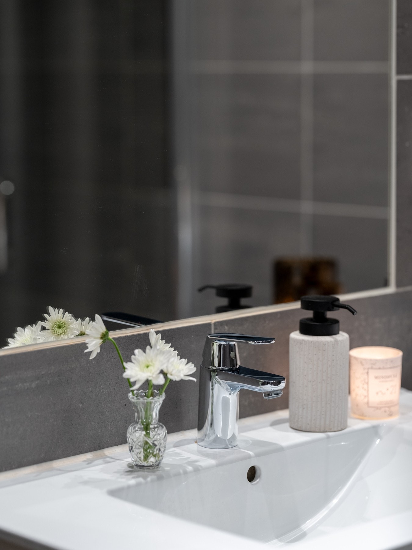 Badet er utstyrt med innredning med to skuffer, ovenpåliggende servant, samt speil. Videre er det dusj med innfellbare dører og vegghengt toalett. Galleribilde