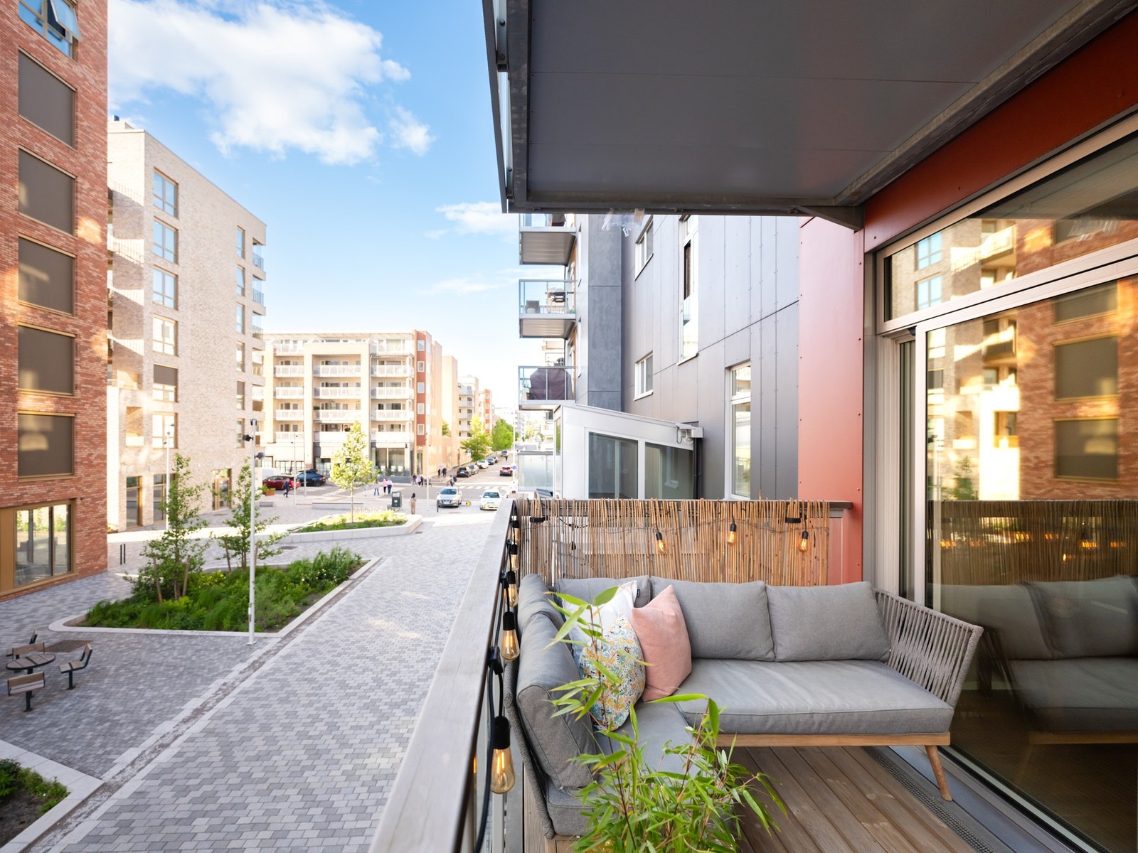 Fra stuen er det utgang til boligens balkong med gode solforhold. Galleribilde