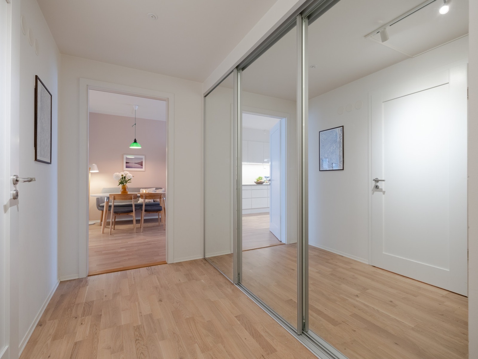 Velkommen inn! Det første som møter deg i leiligheten er en romslig og innbydende entré. Galleribilde