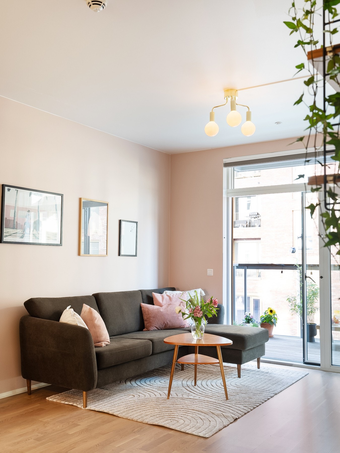 Rommet har en fin planløsning som gir en naturlig inndeling i ulike soner med plass for sofa med tilhørende møblement samt spisestue. Galleribilde