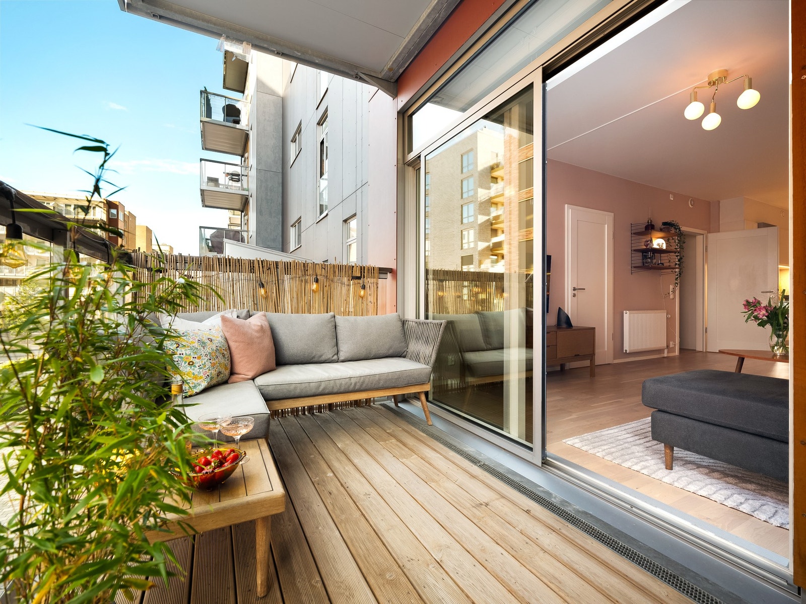 Dette er en lys og delikat 4-roms leilighet med særdeles god og romslig planløsning med flere praktiske løsninger. Galleribilde