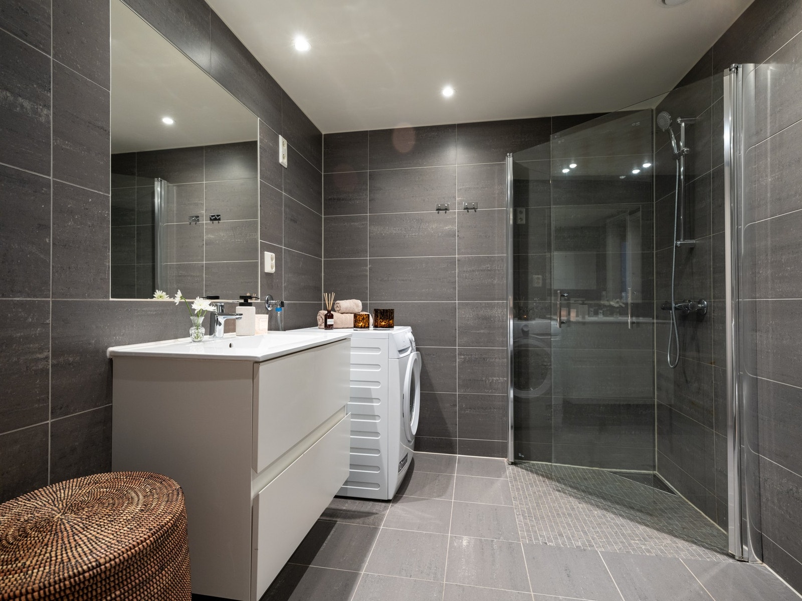 Delikat og romslig bad med lekre fliser, gulvvarme og downlightsbelysning. Galleribilde