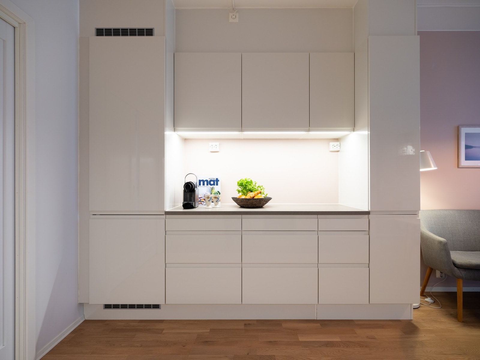 Av integrerte hvitevarer er det kombiskap, oppvaskmaskin, platetopp, stekeovn og ventilator - disse medfølger naturligvis ved salg. Galleribilde