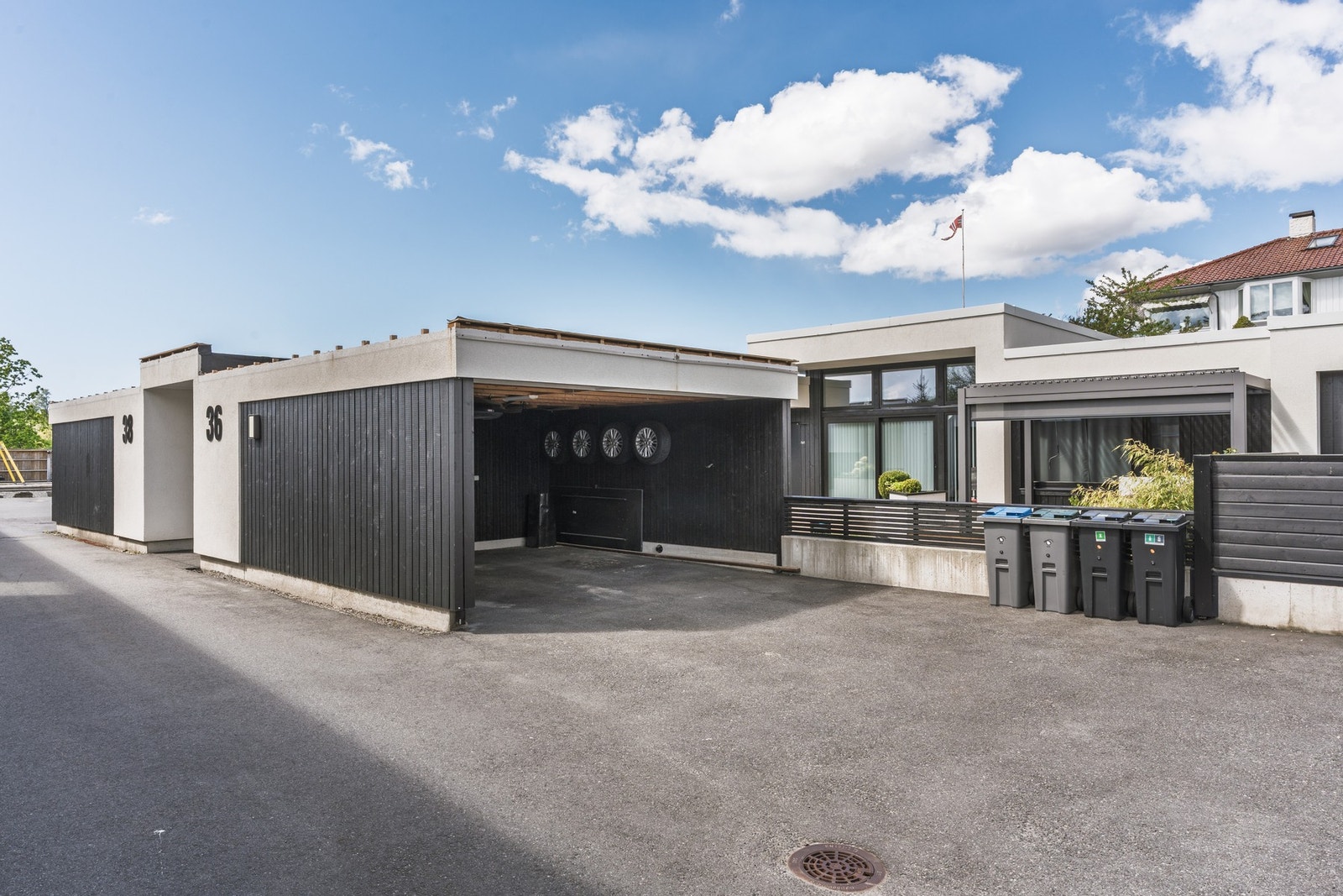 Det er parkering i tilleggende carport med plass for to biler. Til informasjon er det nå beslag på carporten grunnet utbedring fra utbygger. Galleribilde