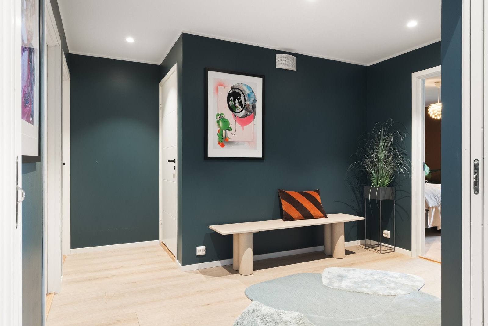Romslig hall med plass for oppbevaringsmøbler. Galleribilde