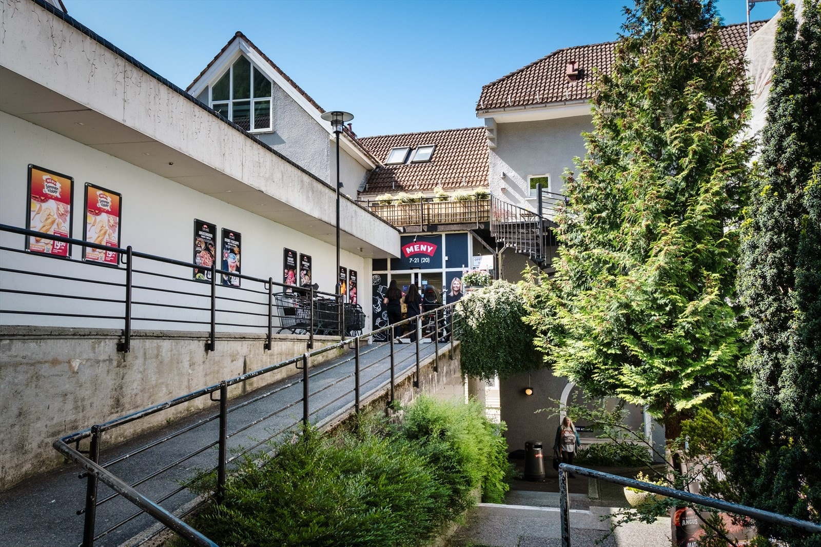 Like i nærheten finner du gode dagligvarebutikker som Kiwi Birkebeinersenteret og Meny på Støletorget, med blant byens beste ferskvaredisker. Galleribilde