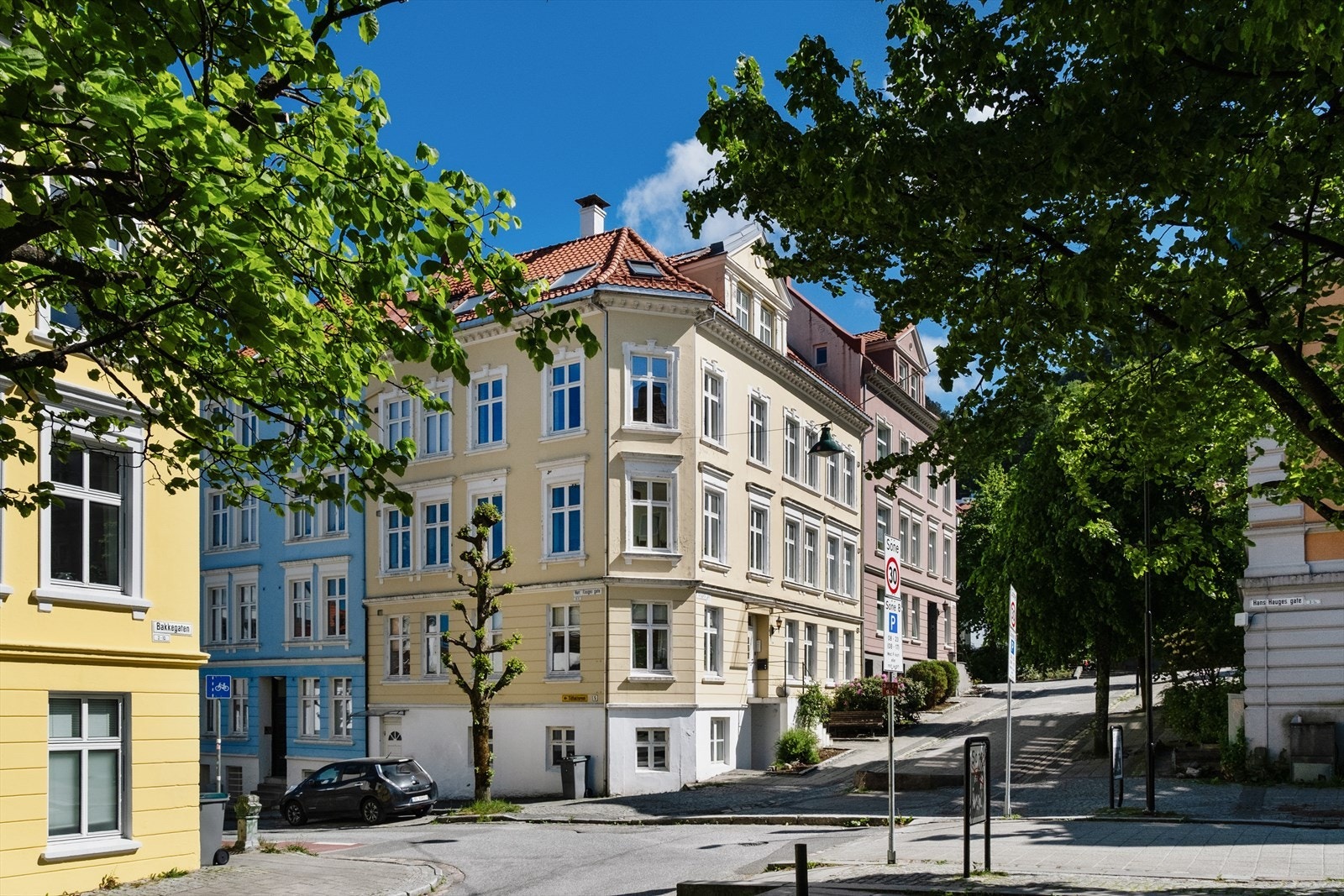 AnnetHer bor du i et rolig og historisk nabolag, preget av brosteinsbelagte gater, sjarmerende trehus og en særegen atmosfære som kombinerer nærhet til natur, sjø og sentrum. Galleribilde