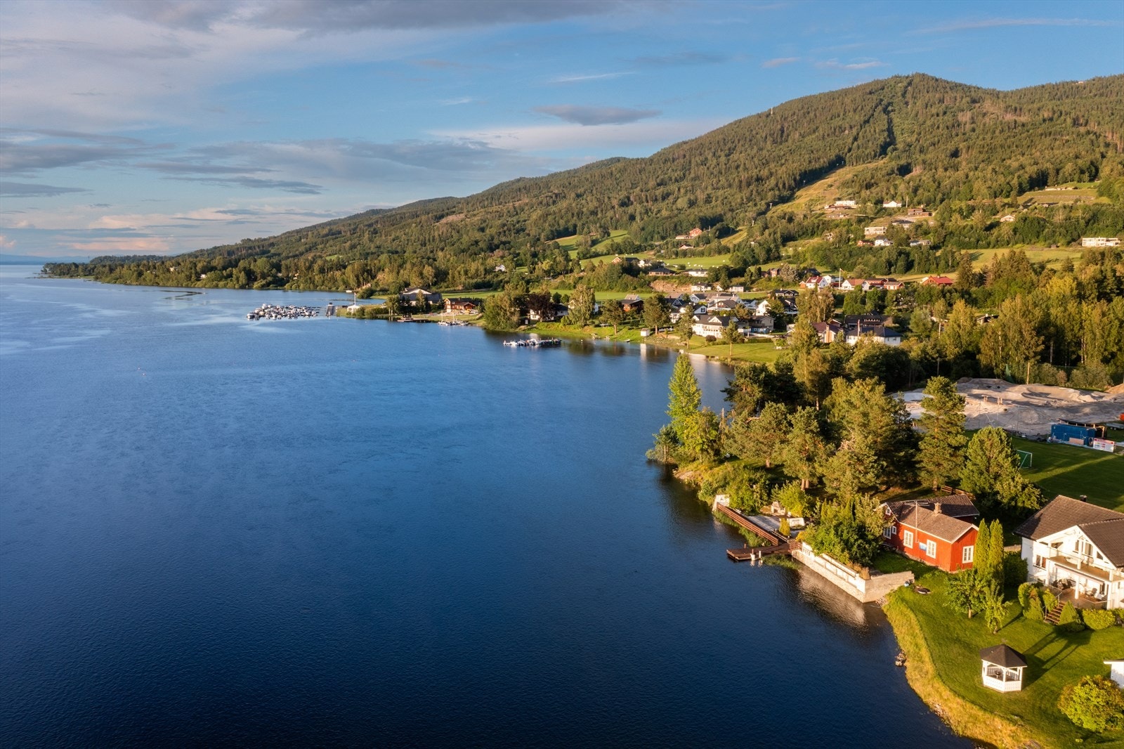 Dette vil være en sjelden sjanse til å bo i vannkanten på en av Modums fineste eiendommer med alle mulighetene dette vil gi deg. Galleribilde