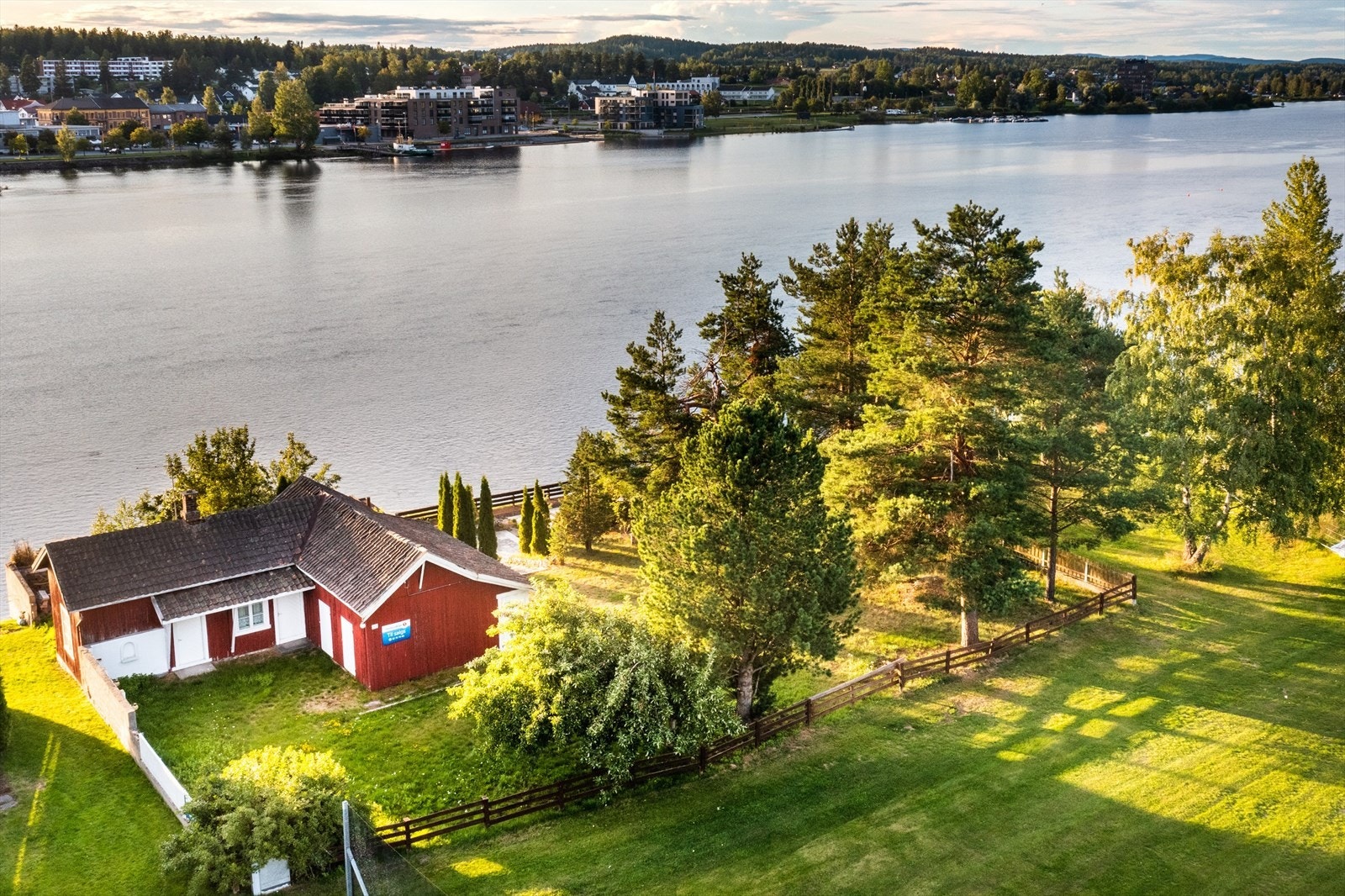Eiendommen ligger idyllisk til i maritime omgivelser med strandlinje og brygge. Galleribilde